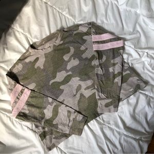 Hollister - Must Have Collection: Camo Cropped Long Sleeve Shirt
